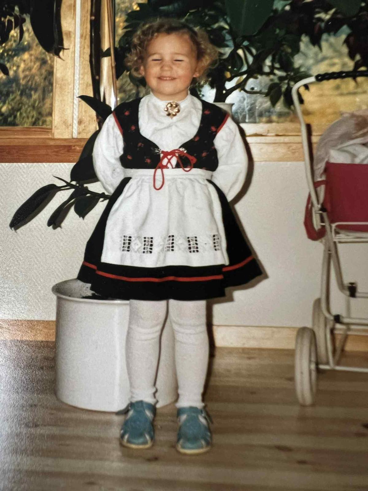 Nadia som barn i bunad